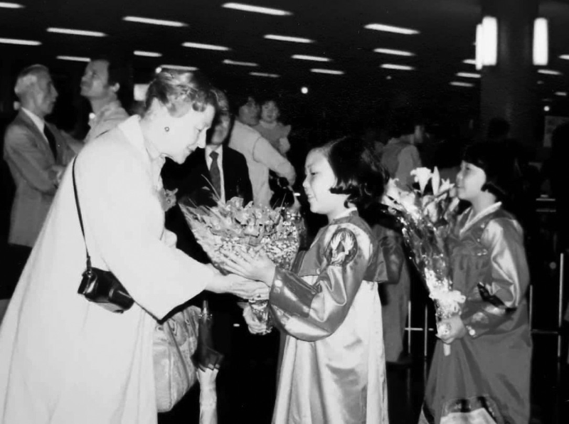 Ruhiyyih-Khannum welcomed at Kimpo airport by two Bahá'í girls Mashiyyat and Ezzat Jeong. Korea, 1984